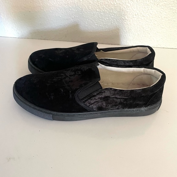 CHARLES ALBERT woman’s black slip on faux suede sneakers size- various - Picture 3 of 10